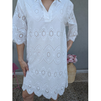 Robe courte brodée.