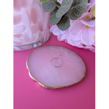 Bague très fine argentée.