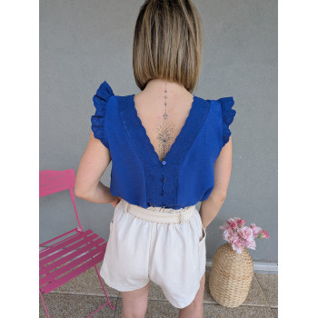 Top bleu, dos décolleté...
