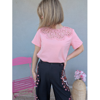 Tee-shirt encolure broderie.