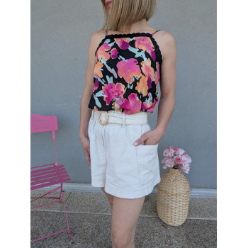 Top fleuri à bretelles fines.