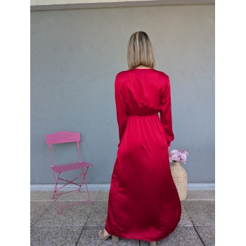 Robe longue chic rouge.