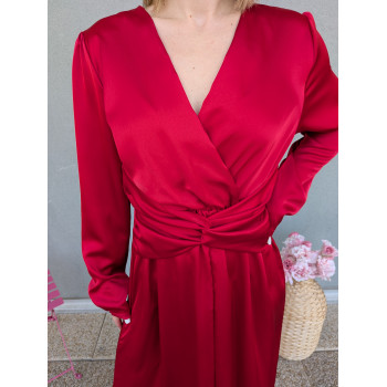 Robe longue chic rouge.