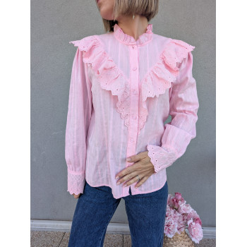 Chemise rose.