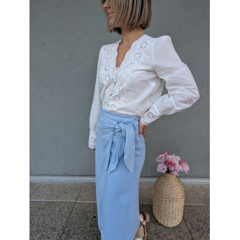 Blouse blanche brodée.
