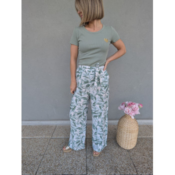 Pantalon fluide motifs verts.