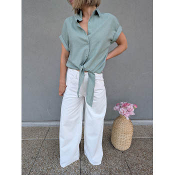 Chemise à nouer vert d'eau.