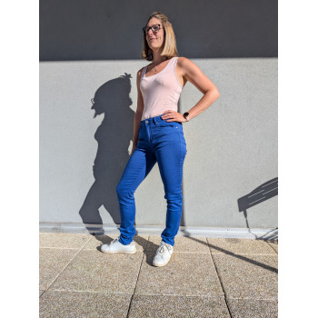 Pantalon slim couleur.