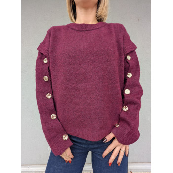 Pull bordeaux à boutons dorés.
