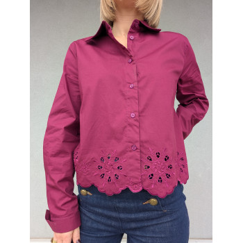 Chemise bordeaux brodée.