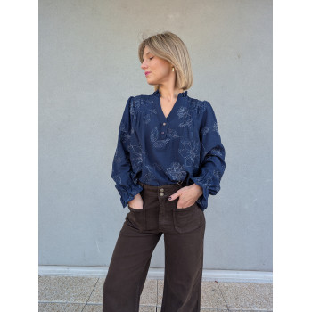 Blouse brodée bleu nuit.