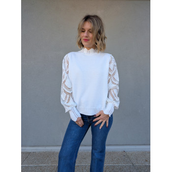 Pull blanc manches dentelle.