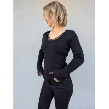 Pull fin noir dentelle.