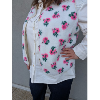 Gilet douillet à fleurs.