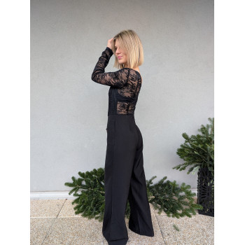 Combinaison noire en dentelle.