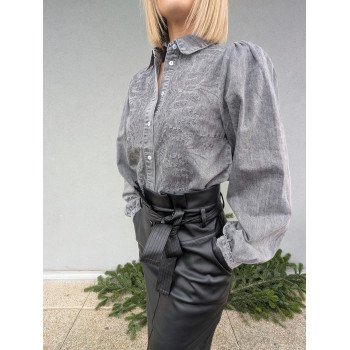 Chemise grise texturée.