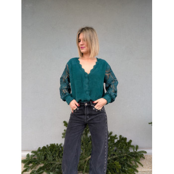 Pull doux à manches dentelle.