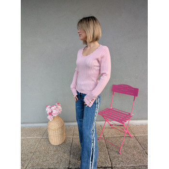 Petit pull rose délicat.