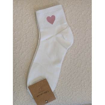 Chaussette blanche cœur rose.