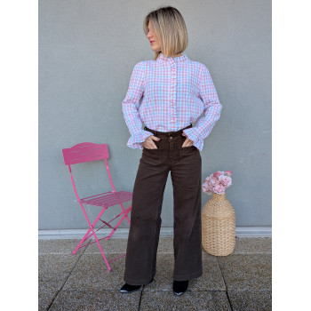 Blouse à carreaux et volants.