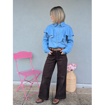 Chemise en jean à volants.