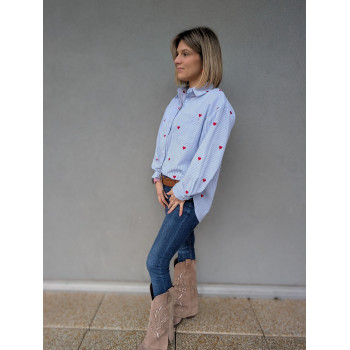 Chemise rayée à cœurs brodés.