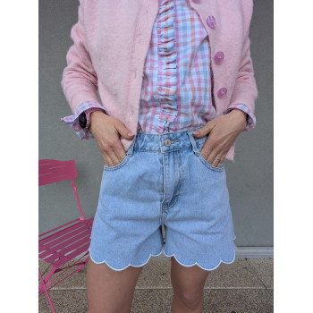Short en jean à bord festonné.
