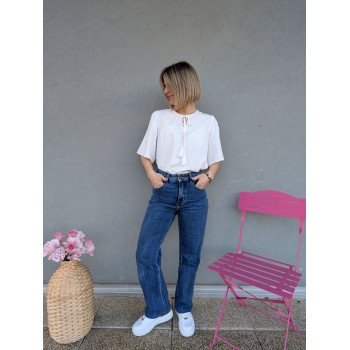 Blouse blanche à pompons.