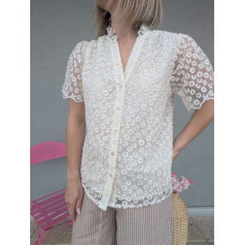 Blouse dentelle fleurie écrue.